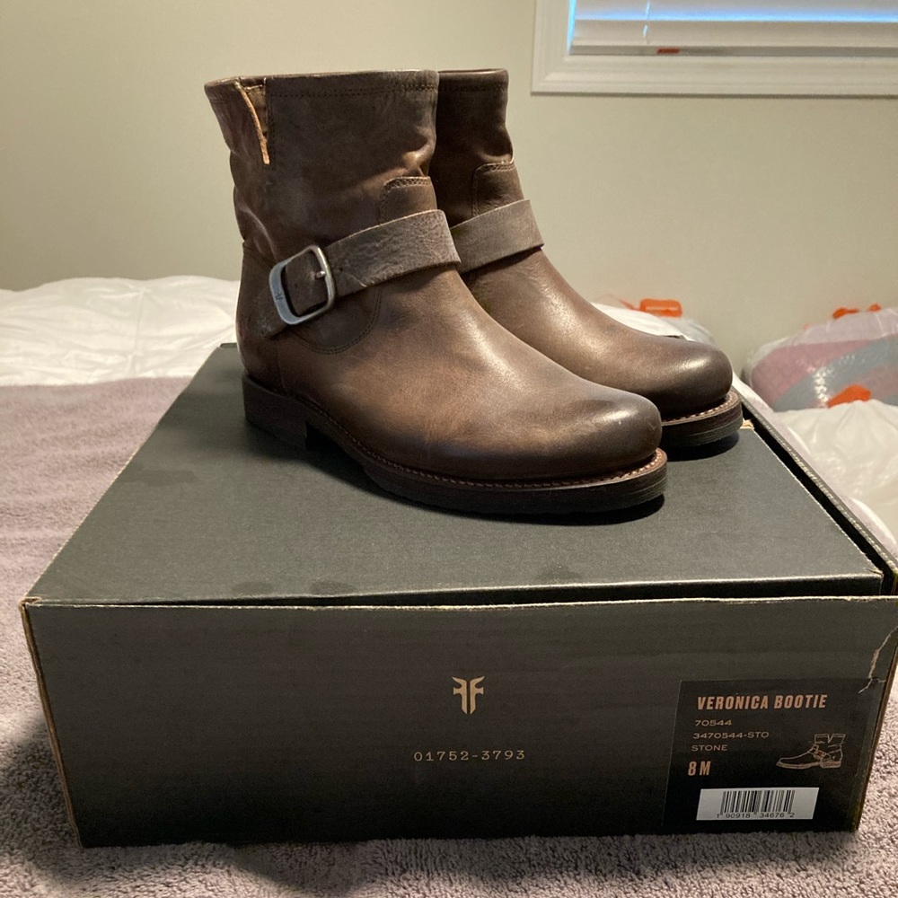 NEW Frye Veronica Bootie size 8 - color Stone